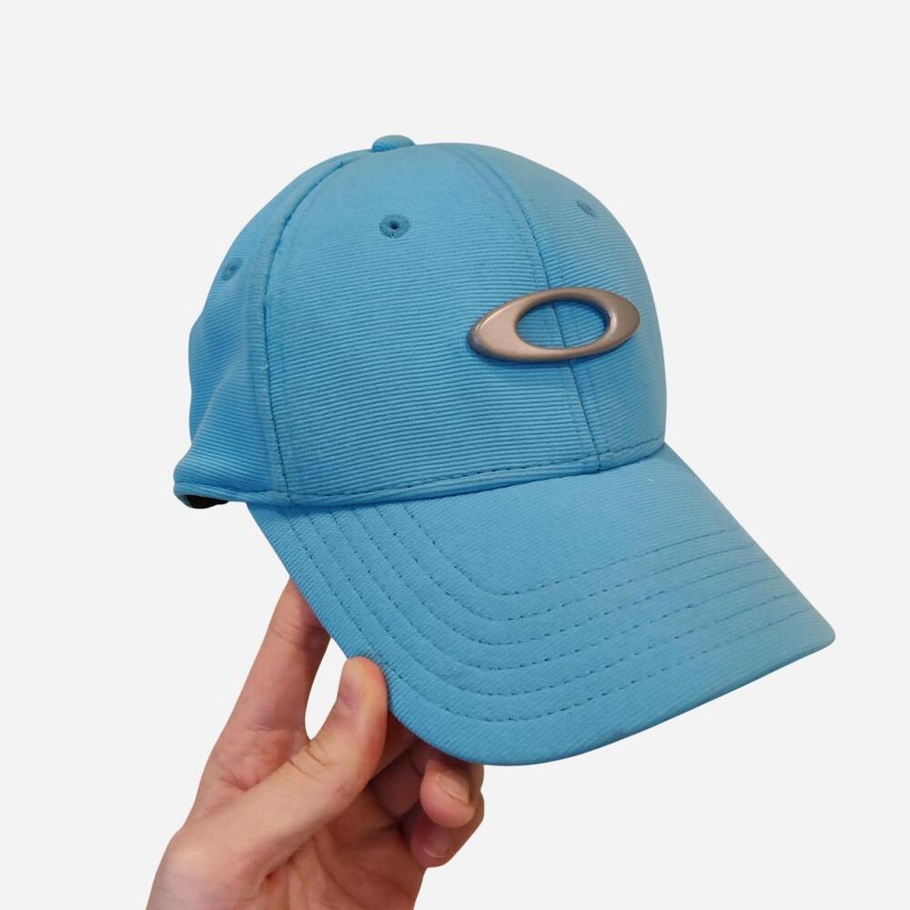 Oakley classic blue cap with metal silver logo